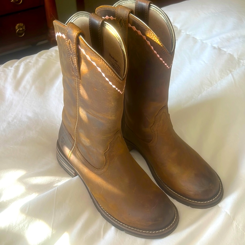 Size 8 ARIAT. Unbridled Roper. NEVER worn. With Box!